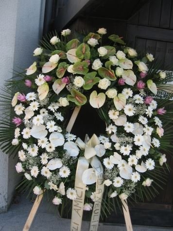 Corona funebre di fiori bianchi